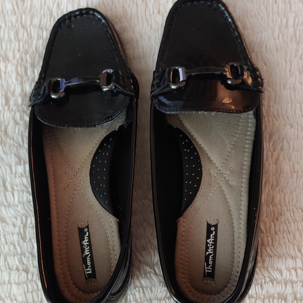 Patent leather loafers.  SIZE 9 1/2 W - Picture 3 of 8